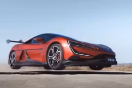 Siêu xe điện của Trung Quốc trình diễn kỹ năng nhảy qua ổ gà ở tốc độ 120km/h