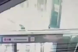 Khoảnh khắc hai nghi phạm xả súng bừa bãi tại ga tàu điện ở thủ đô nước Bỉ