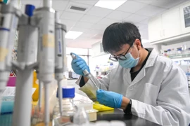 Một nhà nghiên cứu làm việc tại Viện Hàn lâm Khoa học Trung Quốc. (Nguồn: CNN)