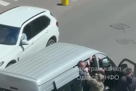 Phụ nữ Ukraine hợp lực giải cứu nhiều thanh niên bị bắt lính trên phố