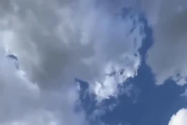 Khoảnh khắc loạt tên lửa Nga lao cực nhanh qua bầu trời Ukraine