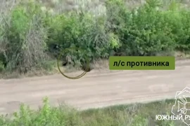 Khoảnh khắc lính Nga câu pháo chính xác vào ổ súng cối 120mm Ukraine