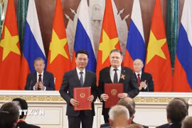 Tổng Bí thư Tô Lâm và Tổng thống Vladimir Putin chứng kiến trao văn kiện Lộ trình tổng thể về hợp tác năng lượng nguyên tử vào mục đích hòa bình giai đoạn 2025-2030 giữa Bộ Khoa học và Công nghệ Việt Nam và Tập đoàn ROSATOM của Nga. (Ảnh: Thống Nhất/TTXVN)