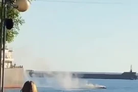 Dân Nga thư giãn đứng xem lính bắn hạ thuyền không người lái Ukraine