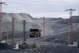 Xe tải chở quặng hoạt động tại một mỏ sắt của Ukraine hồi năm 2019. (Nguồn: CNN)