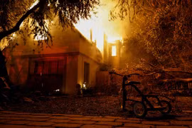 Một ngôi nhà bốc cháy dữ dội do ảnh hưởng từ cháy rừng tại Altadena, California. (Nguồn: Reuters)