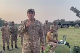 Lính Pakistan đồng thanh hô "thần chú" trước khi bắn pháo phản lực tầm xa vào Ấn Độ