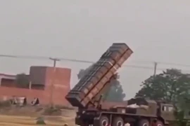 Dân Pakistan bình thản ngồi ngắm pháo phản lực khai hỏa vào mục tiêu Ấn Độ