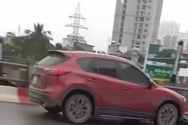Sốc với cảnh tài xế gây tai nạn bỏ chạy, cuốn theo cả xe máy dưới gầm ở Hà Nội