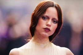 Nữ diễn viên Jenna Ortega cùng đôi mắt được trang điểm với những vết quầng thâm đậm, gương mặt tái nhợt và gò má cao được nhấn bằng tông xám. (Nguồn: CNN)