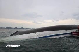 Cận cảnh tàu du lịch bị lật úp trong vụ tai nạn trên Vịnh Hạ Long