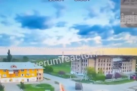 Drone Nga bình thản đợi xe thiết giáp chở quân của Ukraine mở cửa rồi mới tấn công