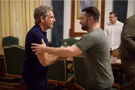 Tài tử Ben Stiller gặp gỡ Tổng thống Ukraine Vladimir Zelensky. (Nguồn: AFP)