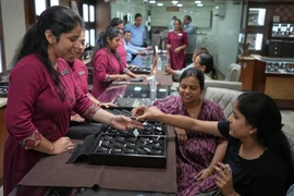 Hoạt động kinh doanh nhẫn kim cương ở Ahmedabad, Ấn Độ. (Ảnh: Al Jazeera)