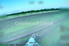 Drone Nga phục kích bên đường, đánh trúng xe chở đầy lính Ukraine