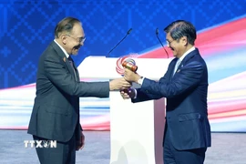 Tổng thống Philippines Ferdinand Marcos Jr. tiếp nhận vai trò Chủ tịch ASEAN 2026 của Philippines từ Thủ tướng Malaysia Anwar Ibrahim, Chủ tịch ASEAN 2025. (Ảnh: Dương Giang/TTXVN)