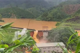 Nước chảy cuồn cuộn tại khu vực vỡ đập thủy điện Bắc Khê ở Lạng Sơn