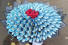 Một bó hoa được làm từ đồng nội tệ ở Kenya. (Nguồn: CNN)