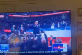 Ông Trump gây sốc khi ném bút cho khán giả sau khi ký sắc lệnh hành pháp