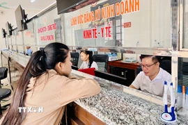 Người dân đến làm các thủ tục tại Trung tâm phục vụ hành chính công phường Quảng Trị (số 02 Đoàn Thị Điểm, phường Quảng Trị). (Ảnh: Nguyên Linh/TTXVN)