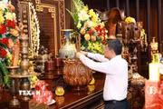 Thủ tướng Lê Minh Hưng dâng hương, hoa tưởng niệm các Anh hùng liệt sỹ tại Đền thờ Liệt sỹ Chiến trường Điện Biên Phủ. (Ảnh: Dương Giang/TTXVN)