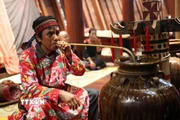 Trong các nghi lễ của người Ê Đê, chiếc ché không chỉ chứa đựng rượu cần mà còn được coi là nơi trú ngụ của các vị thần linh. (Ảnh: Tuấn Anh/ TTXVN)
