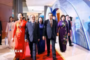 Chủ tịch Quốc hội Trần Thanh Mẫn tham quan triển lãm tại khai mạc đại hội. (Ảnh: Doãn Tấn/TTXVN)