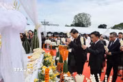 Thường trực Ban Bí thư Trần Cẩm Tú cùng các đồng chí lãnh đạo cấp cao Việt Nam và Lào dâng hoa viếng đồng chí Xaysomphone Phomvihane, Ủy viên Bộ Chính trị, Chủ tịch Quốc hội Lào. (Ảnh: Phương Hoa/TTXVN)