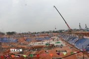 Nhà đầu tư huy động số lượng lớn nhân lực, vật lực "3 ca 4 kíp" thi công tại hạng mục Nhà ga hành khách VIP dự án Cảng Hàng không Quốc tế Gia Bình. (Ảnh: Thanh Thương/TTXVN)