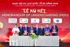 Ký ghi nhớ hợp tác giữa các đơn vị du lịch quốc tế với các đơn vị du lịch trong nước. (Ảnh: Thanh Phong/Vietnam+)
