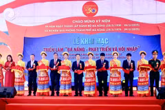 Ngày 26/3, lãnh đạo thành phố Đà Nẵng cắt băng khai mạc Triển lãm "Đà Nẵng Phát triển và Hội nhập". (Ảnh: Thanh Phong/Vietnam+)