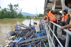 Hình minh họa. Trong hình, Bộ Chỉ huy Quân sự thành phố Đà Nẵng huy động lực lượng xử lý lồng bè bị trôi dạt ảnh hưởng đập An Trạch do ảnh hưởng bão số 1 vào tháng 6/2025. (Ảnh: Thanh Phong/Vietnam+)