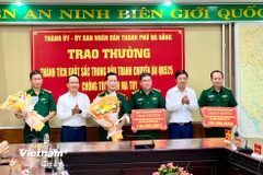 Thành ủy - Ủy ban Nhân dân thành phố Đà Nẵng khen thưởng đột xuất Ban Chuyên án QB525. (Ảnh: Thanh Phong/Vietnam+)