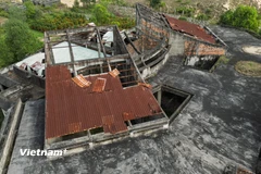 Cận cảnh mái nhà của dự án khu hỏa tảng Hội An bị bỏ hoang chỉ còn trơ khung. (Ảnh: Thanh Phong/Vietnam+)