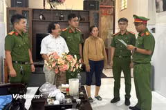 Công an đọc lệnh tạm giữ 2 trong 3 đối tượng vận chuyển, buôn bán động vật quý hiếm. (Ảnh: Công an Đà Nẵng cung cấp)