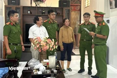 Công an đọc lệnh tạm giữ 2 trong 3 đối tượng vận chuyển, buôn bán động vật quý hiếm. (Ảnh: Công an Đà Nẵng cung cấp)