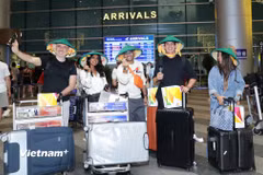 Du khách trên chuyến bay đầu tiên từ Dubai đến thành phố Đà Nẵng. (Ảnh: Thanh Phong/Vietnam+)