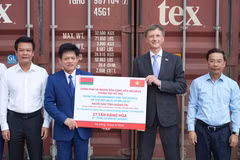 Ông Oleg Shloma, Tham tán Đại sứ, Phó Đại sứ, Đại sứ quán Cộng hoà Belarus tặng bảng tượng trưng cho ông Lê Văn Bảo, Phó Chủ tịch Ủy ban nhân dân tỉnh Quảng Trị. (Ảnh: Thanh Phong/Vietnam+)