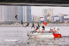 Diễn tập cảnh đu dây từ cầu Rồng. (Ảnh: PV/Vietnam+)