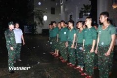 Gần 1h sáng ngày 30/10, Đại tá Trần Hữu Ích – Chỉ huy trưởng Bộ Chỉ huy Quân sự thành phố Đà Nẵng ban hành lệnh khẩn cấp điều động lực lượng cơ động cứu dân trong đêm. (Ảnh: PV/Vietnam+)