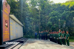 Đoàn cán bộ, chiến sỹ Lữ đoàn Công binh 270 tham quan bia lưu niệm của Văn phòng Khu ủy Khu 5 đặt tại căn cứ Phước Trà. (Ảnh: Thanh Phong/Vietnam+)