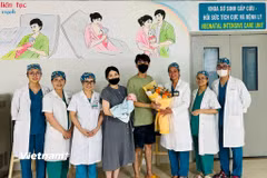 Cán bộ y, bác sỹ bệnh viện Phụ sản - Nhi Đà Nẵng chúc mừng gia đình du khách. (Ảnh: PV/Vietnam+)