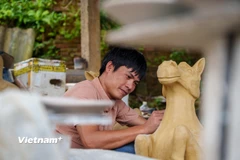 Để linh vật có hồn, người thợ phải mất hàng trăm giờ lao động. Từng đường nét trên khuôn mặt ngựa được anh Nhật chăm chút kỹ lưỡng, thể hiện sự uy phong nhưng vẫn hiền hòa, gần gũi. (Ảnh: Thanh Phong/Vietnam+)
