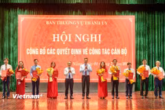 Ủy viên Trung ương Đảng, Bí thư Thành ủy Đà Nẵng Lê Ngọc Quang và Phó Bí thư Thường trực Thành ủy Nguyễn Đình Vĩnh trao quyết định cho các cán bộ. (Ảnh: Thanh Phong/Vietnam+)