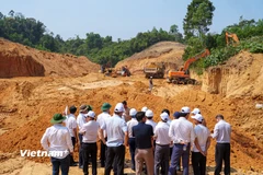 Đoàn công tác kiểm tra thực tế công trường dự án xây dựng trường liên cấp tại xã miền núi Đắc Pring, Đà Nẵng. (Ảnh: Thanh Phong/Vietnam+)