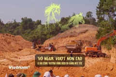 Đoàn công tác kiểm tra thực tế công trường dự án xây dựng trường liên cấp tại xã miền núi Đắc Pring, Đà Nẵng. (Ảnh: Thanh Phong/Vietnam+)