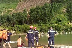 Lực lượng chức năng tìm kiếm 2 nạn nhân mất tích. (Ảnh: Nguồn: Công an Đà Nẵng)