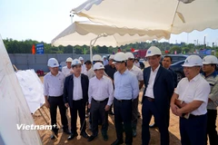 Ban quản lý dự án báo cáo tiến độ triển khai thi công dự án nút giao thông Quốc lộ 14B với cao tốc Đà Nẵng - Quảng Ngãi. (Ảnh: Thanh Phong/Vietnam+)