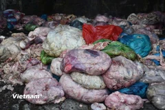 Lượng lớn nguyên liệu mỡ động vật bốc mùi hôi thúi được phát hiện. (Ảnh: Công an Đà Nẵng)