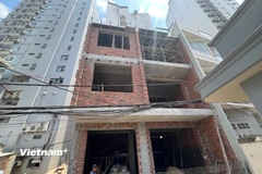 Một công trình nhà dân đang xây dựng dang dở và bị ảnh hưởng bởi giá cát xây dựng tăng cao. (Ảnh: Thanh Phong/Vietnam+) 